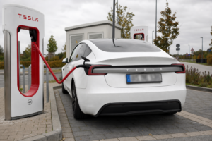 Tesla Ladebuchse und Supercharger unterwegs — Model Y Juniper