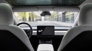 Tesla Model 3 2026: Innenraum mit großem Mitteldisplay, Blick zwischen den Vordersitzen